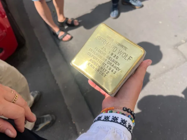 Der erste Stolperstein in der Eburonenstraße…
… hat es nicht leicht, in den Boden zu kommen, zwischen Maternuskirche und Eierplätzchen. Warum? Das könnt ihr im Beitrag lesen: www.meinesuedstadt.de.
Text & Bild: Judith Levold
