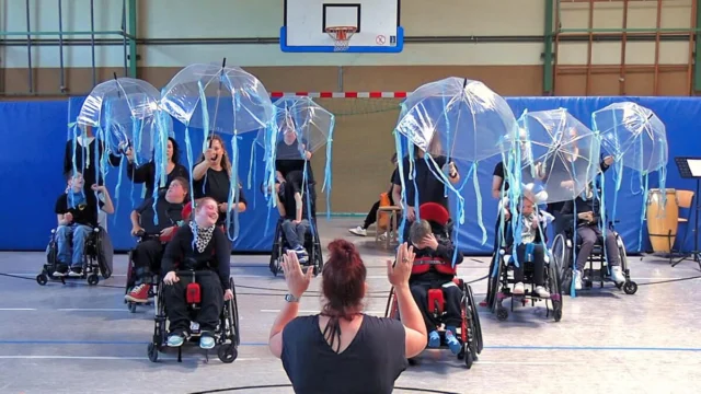 „Ich bin ich“
Standing Ovations! Unter diesem Titel holt die COMEDIA in Kooperation mit der Theatergemeinde Köln neun Schultheaterstücke auf die große Schauspiel-Bühne in der Vondelstraße. Das Kölner Festival geht in diesem Jahr bereits in die 43. Runde und beginnt am heutigen Montag. 

Den ganzen Beitrag könnt ihr auf www.meinesuedstadt.de lesen. Text: Nora Koldehoff | Bild: LVR-Donatus-Schule Pulheim