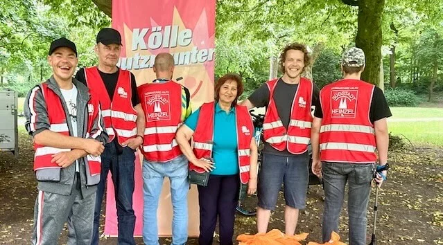 „Das ist doch eine Win-Win-Situation für alle!“
Wie sauber ist es im Volksgarten? Die Frage ist berechtigt. Auch wir hören manchmal von Klagen, dass es dort gerade nach heißen Wochenenden und Grillaktionen doch „ganz schön vermüllt“ sei. Nun wurde, direkt vor Gotland e.V. im Volksgarten, die stadtweite „Rundum-Sauber-Aktion“ der Stadt Köln eröffnet. Den ganzen Beitrag könnt Ihr auf www.meinesuedstadt.de lesen. 
Text & Bild:  Elke Tonscheidt