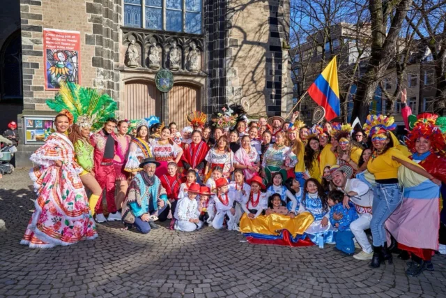 Wasi Kölle e.V. – Brücke nach Lateinamerika
In nur wenigen Tagen wird ein Open-Air-Festival von WaSi Kölle zum 2. Mal Musik, Tanz und lateinamerikanische Lebensfreude auf den Severinskirchplatz bringen.

Am 28. Juni zeigen Künstler*innen u.a. aus Peru, Ecuador, Kolumbien und Chile ihre Musik in der Südstadt. Dazu gibt es Original-Speisen und Getränke aus Südamerika. Einen ganzen Tag können Südstädter*innen und Gäste Flair, Rhythmus und die besondere Energie des lateinamerikanischen Kontinents hautnah spüren. Mehr über Wasi Kölle könnt ihr auf www.meinesuedstadt.de lesen.
Text: Gaby DeMuirier | Bild: Manuel Berninger